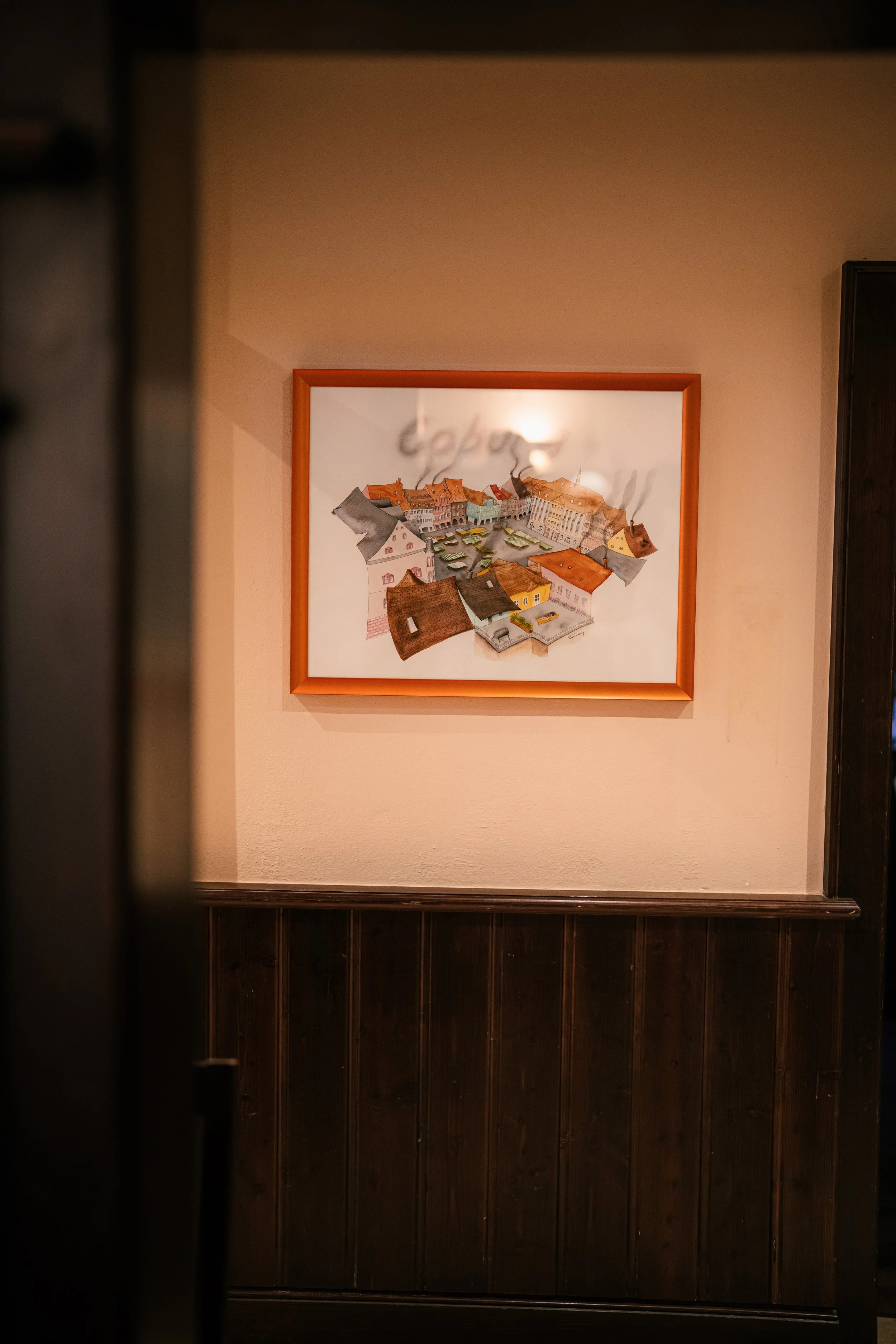 Gerahmtes Bild an der Wand über dunkler Holzvertäfelung